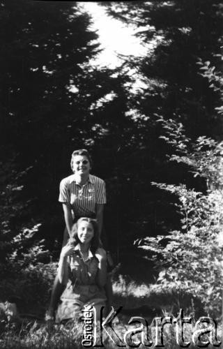 Po 1945, Francja.
Maria Świeczewska (na górze) z nieznaną kobietą. Fotografia wykonana przez męża Marii - Karola. Oboje po wojnie wyemigrowali do Argentyny. Małżeństwo przyjaźniło się z pisarzem Witoldem Gombrowiczem.
Fot. Karol Świeczewski, kolekcja Marii Świeczewskiej-Wańke, zbiory Biblioteki Polskiej im. Ignacego Domeyki w Buenos Aires (Biblioteca Polaca Ignacio Domeyko), reprodukcje cyfrowe w Ośrodku KARTA w Warszawie