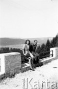 Po 1945, Francja.
Karol Świeczewski (po prawej) z nieznaną kobietą. Fotografia wykonana przez żonę Karola - Marię Świeczewską. Oboje po wojnie wyemigrowali do Argentyny. Małżeństwo przyjaźniło się z pisarzem Witoldem Gombrowiczem.
Fot. Maria Świeczewska, kolekcja Marii Świeczewskiej-Wańke, zbiory Biblioteki Polskiej im. Ignacego Domeyki w Buenos Aires (Biblioteca Polaca Ignacio Domeyko), reprodukcje cyfrowe w Ośrodku KARTA w Warszawie