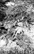 Po 1945, Francja.
Nieznana kobieta. Fotografia wykonana przez Marię Świeczewską lub jej męża Karola. Oboje po wojnie wyemigrowali do Argentyny. Małżeństwo przyjaźniło się z pisarzem Witoldem Gombrowiczem.
Fot. NN, kolekcja Marii Świeczewskiej-Wańke, zbiory Biblioteki Polskiej im. Ignacego Domeyki w Buenos Aires (Biblioteca Polaca Ignacio Domeyko), reprodukcje cyfrowe w Ośrodku KARTA w Warszawie