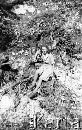 Po 1945, Francja.
Nieznana kobieta. Fotografia wykonana przez Marię Świeczewską lub jej męża Karola. Oboje po wojnie wyemigrowali do Argentyny. Małżeństwo przyjaźniło się z pisarzem Witoldem Gombrowiczem.
Fot. NN, kolekcja Marii Świeczewskiej-Wańke, zbiory Biblioteki Polskiej im. Ignacego Domeyki w Buenos Aires (Biblioteca Polaca Ignacio Domeyko), reprodukcje cyfrowe w Ośrodku KARTA w Warszawie