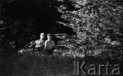 Po 1945, Francja.
Maria i Karol Świeczewscy. Oboje po wojnie wyemigrowali do Argentyny. Małżeństwo przyjaźniło się z pisarzem Witoldem Gombrowiczem.
Fot. NN, kolekcja Marii Świeczewskiej-Wańke, zbiory Biblioteki Polskiej im. Ignacego Domeyki w Buenos Aires (Biblioteca Polaca Ignacio Domeyko), reprodukcje cyfrowe w Ośrodku KARTA w Warszawie