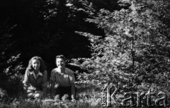 Po 1945, Francja.
Maria Świeczewska (po prawej) z nieznaną kobietą. Fotografia wykonana przez męża Marii - Karola. Oboje po wojnie wyemigrowali do Argentyny. Małżeństwo przyjaźniło się z pisarzem Witoldem Gombrowiczem.
Fot. Karol Świeczewski, kolekcja Marii Świeczewskiej-Wańke, zbiory Biblioteki Polskiej im. Ignacego Domeyki w Buenos Aires (Biblioteca Polaca Ignacio Domeyko), reprodukcje cyfrowe w Ośrodku KARTA w Warszawie
