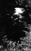 Po 1945, Francja.
Maria Świeczewska (po prawej) z nieznaną kobietą. Fotografia wykonana przez męża Marii - Karola. Oboje po wojnie wyemigrowali do Argentyny. Małżeństwo przyjaźniło się z pisarzem Witoldem Gombrowiczem.
Fot. Karol Świeczewski, kolekcja Marii Świeczewskiej-Wańke, zbiory Biblioteki Polskiej im. Ignacego Domeyki w Buenos Aires (Biblioteca Polaca Ignacio Domeyko), reprodukcje cyfrowe w Ośrodku KARTA w Warszawie