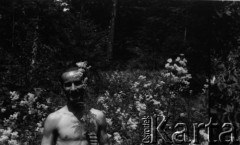 Po 1945, Francja.
Karol Świeczewski. Fotografia wykonana przez jego żonę Marię Świeczewską. Oboje po wojnie wyemigrowali do Argentyny. Małżeństwo przyjaźniło się z pisarzem Witoldem Gombrowiczem.
Fot. Maria Świeczewska, kolekcja Marii Świeczewskiej-Wańke, zbiory Biblioteki Polskiej im. Ignacego Domeyki w Buenos Aires (Biblioteca Polaca Ignacio Domeyko), reprodukcje cyfrowe w Ośrodku KARTA w Warszawie