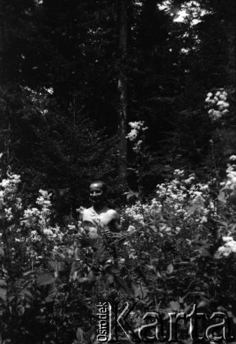 Po 1945, Francja.
Karol Świeczewski. Fotografia wykonana przez jego żonę Marię Świeczewską. Oboje po wojnie wyemigrowali do Argentyny. Małżeństwo przyjaźniło się z pisarzem Witoldem Gombrowiczem.
Fot. Maria Świeczewska, kolekcja Marii Świeczewskiej-Wańke, zbiory Biblioteki Polskiej im. Ignacego Domeyki w Buenos Aires (Biblioteca Polaca Ignacio Domeyko), reprodukcje cyfrowe w Ośrodku KARTA w Warszawie