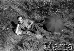 Po 1945, Francja.
Karol Świeczewski. Fotografia wykonana przez jego żonę Marię Świeczewską. Oboje po wojnie wyemigrowali do Argentyny. Małżeństwo przyjaźniło się z pisarzem Witoldem Gombrowiczem.
Fot. Maria Świeczewska, kolekcja Marii Świeczewskiej-Wańke, zbiory Biblioteki Polskiej im. Ignacego Domeyki w Buenos Aires (Biblioteca Polaca Ignacio Domeyko), reprodukcje cyfrowe w Ośrodku KARTA w Warszawie