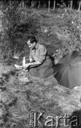Po 1945, Francja.
Karol Świeczewski. Fotografia wykonana przez jego żonę Marię Świeczewską. Oboje po wojnie wyemigrowali do Argentyny. Małżeństwo przyjaźniło się z pisarzem Witoldem Gombrowiczem.
Fot. Maria Świeczewska, kolekcja Marii Świeczewskiej-Wańke, zbiory Biblioteki Polskiej im. Ignacego Domeyki w Buenos Aires (Biblioteca Polaca Ignacio Domeyko), reprodukcje cyfrowe w Ośrodku KARTA w Warszawie