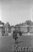 Po 1945, Francja.
Maria Świeczewska przed Wersalem. Fotografia wykonana przez męża Marii - Karola. Oboje po wojnie wyemigrowali do Argentyny. Małżeństwo przyjaźniło się z pisarzem Witoldem Gombrowiczem.
Fot. Karol Świeczewski, kolekcja Marii Świeczewskiej-Wańke, zbiory Biblioteki Polskiej im. Ignacego Domeyki w Buenos Aires (Biblioteca Polaca Ignacio Domeyko), reprodukcje cyfrowe w Ośrodku KARTA w Warszawie