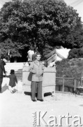 Po 1945, Francja.
Karol Świeczewski. Fotografia wykonana przez jego żonę Marię Świeczewską. Oboje po wojnie wyemigrowali do Argentyny. Małżeństwo przyjaźniło się z pisarzem Witoldem Gombrowiczem.
Fot. Maria Świeczewska, kolekcja Marii Świeczewskiej-Wańke, zbiory Biblioteki Polskiej im. Ignacego Domeyki w Buenos Aires (Biblioteca Polaca Ignacio Domeyko), reprodukcje cyfrowe w Ośrodku KARTA w Warszawie