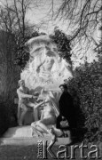 Po 1945, Francja.
Nieznana kobieta. Fotografia wykonana przez Marię Świeczewską lub jej męża Karola. Oboje po wojnie wyemigrowali do Argentyny. Małżeństwo przyjaźniło się z pisarzem Witoldem Gombrowiczem.
Fot. NN, kolekcja Marii Świeczewskiej-Wańke, zbiory Biblioteki Polskiej im. Ignacego Domeyki w Buenos Aires (Biblioteca Polaca Ignacio Domeyko), reprodukcje cyfrowe w Ośrodku KARTA w Warszawie