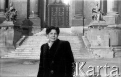 Po 1945, Francja.
Nieznana kobieta. Fotografia wykonana przez Marię Świeczewską lub jej męża Karola. Oboje po wojnie wyemigrowali do Argentyny. Małżeństwo przyjaźniło się z pisarzem Witoldem Gombrowiczem.
Fot. NN, kolekcja Marii Świeczewskiej-Wańke, zbiory Biblioteki Polskiej im. Ignacego Domeyki w Buenos Aires (Biblioteca Polaca Ignacio Domeyko), reprodukcje cyfrowe w Ośrodku KARTA w Warszawie