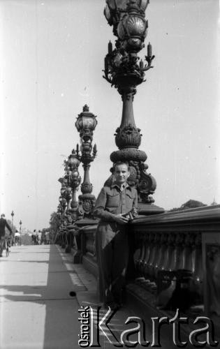 Po 1945, Francja.
Karol Świeczewski. Fotografia wykonana przez jego żonę Marię Świeczewską. Oboje po wojnie wyemigrowali do Argentyny. Małżeństwo przyjaźniło się z pisarzem Witoldem Gombrowiczem.
Fot. Maria Świeczewska, kolekcja Marii Świeczewskiej-Wańke, zbiory Biblioteki Polskiej im. Ignacego Domeyki w Buenos Aires (Biblioteca Polaca Ignacio Domeyko), reprodukcje cyfrowe w Ośrodku KARTA w Warszawie