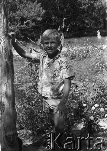 Po 1945, brak miejsca.
Chłopiec. Fotografia wykonana przez Marię Świeczewską lub jej męża Karola. Oboje po wojnie wyemigrowali do Argentyny. Małżeństwo przyjaźniło się z pisarzem Witoldem Gombrowiczem.
Fot. NN, kolekcja Marii Świeczewskiej-Wańke, zbiory Biblioteki Polskiej im. Ignacego Domeyki w Buenos Aires (Biblioteca Polaca Ignacio Domeyko), reprodukcje cyfrowe w Ośrodku KARTA w Warszawie