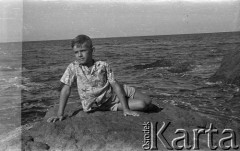 Po 1945, brak miejsca.
Chłopiec nad morzem. Fotografia wykonana przez Marię Świeczewską lub jej męża Karola. Oboje po wojnie wyemigrowali do Argentyny. Małżeństwo przyjaźniło się z pisarzem Witoldem Gombrowiczem.
Fot. NN, kolekcja Marii Świeczewskiej-Wańke, zbiory Biblioteki Polskiej im. Ignacego Domeyki w Buenos Aires (Biblioteca Polaca Ignacio Domeyko), reprodukcje cyfrowe w Ośrodku KARTA w Warszawie