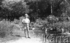 Po 1945, brak miejsca.
Chłopiec nad morzem. Fotografia wykonana przez Marię Świeczewską lub jej męża Karola. Oboje po wojnie wyemigrowali do Argentyny. Małżeństwo przyjaźniło się z pisarzem Witoldem Gombrowiczem.
Fot. NN, kolekcja Marii Świeczewskiej-Wańke, zbiory Biblioteki Polskiej im. Ignacego Domeyki w Buenos Aires (Biblioteca Polaca Ignacio Domeyko), reprodukcje cyfrowe w Ośrodku KARTA w Warszawie