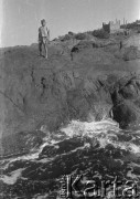 Po 1945, brak miejsca.
Chłopiec nad morzem. Fotografia wykonana przez Marię Świeczewską lub jej męża Karola. Oboje po wojnie wyemigrowali do Argentyny. Małżeństwo przyjaźniło się z pisarzem Witoldem Gombrowiczem.
Fot. NN, kolekcja Marii Świeczewskiej-Wańke, zbiory Biblioteki Polskiej im. Ignacego Domeyki w Buenos Aires (Biblioteca Polaca Ignacio Domeyko), reprodukcje cyfrowe w Ośrodku KARTA w Warszawie