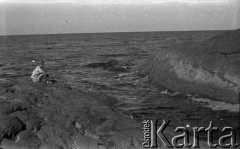 Po 1945, brak miejsca.
Chłopiec nad morzem. Fotografia wykonana przez Marię Świeczewską lub jej męża Karola. Oboje po wojnie wyemigrowali do Argentyny. Małżeństwo przyjaźniło się z pisarzem Witoldem Gombrowiczem.
Fot. NN, kolekcja Marii Świeczewskiej-Wańke, zbiory Biblioteki Polskiej im. Ignacego Domeyki w Buenos Aires (Biblioteca Polaca Ignacio Domeyko), reprodukcje cyfrowe w Ośrodku KARTA w Warszawie