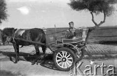 Po 1945, brak miejsca.
Chłopiec w powozie. Fotografia wykonana przez Marię Świeczewską lub jej męża Karola. Oboje po wojnie wyemigrowali do Argentyny. Małżeństwo przyjaźniło się z pisarzem Witoldem Gombrowiczem.
Fot. NN, kolekcja Marii Świeczewskiej-Wańke, zbiory Biblioteki Polskiej im. Ignacego Domeyki w Buenos Aires (Biblioteca Polaca Ignacio Domeyko), reprodukcje cyfrowe w Ośrodku KARTA w Warszawie