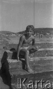 Po 1945, brak miejsca.
Chłopiec nad morzem. Fotografia wykonana przez Marię Świeczewską lub jej męża Karola. Oboje po wojnie wyemigrowali do Argentyny. Małżeństwo przyjaźniło się z pisarzem Witoldem Gombrowiczem.
Fot. NN, kolekcja Marii Świeczewskiej-Wańke, zbiory Biblioteki Polskiej im. Ignacego Domeyki w Buenos Aires (Biblioteca Polaca Ignacio Domeyko), reprodukcje cyfrowe w Ośrodku KARTA w Warszawie