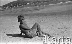 Po 1945, brak miejsca.
Chłopiec nad morzem. Fotografia wykonana przez Marię Świeczewską lub jej męża Karola. Oboje po wojnie wyemigrowali do Argentyny. Małżeństwo przyjaźniło się z pisarzem Witoldem Gombrowiczem.
Fot. NN, kolekcja Marii Świeczewskiej-Wańke, zbiory Biblioteki Polskiej im. Ignacego Domeyki w Buenos Aires (Biblioteca Polaca Ignacio Domeyko), reprodukcje cyfrowe w Ośrodku KARTA w Warszawie