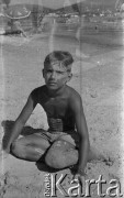 Po 1945, brak miejsca.
Chłopiec nad morzem. Fotografia wykonana przez Marię Świeczewską lub jej męża Karola. Oboje po wojnie wyemigrowali do Argentyny. Małżeństwo przyjaźniło się z pisarzem Witoldem Gombrowiczem.
Fot. NN, kolekcja Marii Świeczewskiej-Wańke, zbiory Biblioteki Polskiej im. Ignacego Domeyki w Buenos Aires (Biblioteca Polaca Ignacio Domeyko), reprodukcje cyfrowe w Ośrodku KARTA w Warszawie