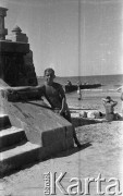 Po 1945, brak miejsca.
Chłopiec nad morzem. Fotografia wykonana przez Marię Świeczewską lub jej męża Karola. Oboje po wojnie wyemigrowali do Argentyny. Małżeństwo przyjaźniło się z pisarzem Witoldem Gombrowiczem.
Fot. NN, kolekcja Marii Świeczewskiej-Wańke, zbiory Biblioteki Polskiej im. Ignacego Domeyki w Buenos Aires (Biblioteca Polaca Ignacio Domeyko), reprodukcje cyfrowe w Ośrodku KARTA w Warszawie