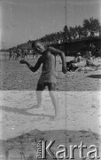 Po 1945, brak miejsca.
Chłopiec nad morzem. Fotografia wykonana przez Marię Świeczewską lub jej męża Karola. Oboje po wojnie wyemigrowali do Argentyny. Małżeństwo przyjaźniło się z pisarzem Witoldem Gombrowiczem.
Fot. NN, kolekcja Marii Świeczewskiej-Wańke, zbiory Biblioteki Polskiej im. Ignacego Domeyki w Buenos Aires (Biblioteca Polaca Ignacio Domeyko), reprodukcje cyfrowe w Ośrodku KARTA w Warszawie