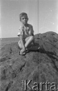 Po 1945, brak miejsca.
Chłopiec nad morzem. Fotografia wykonana przez Marię Świeczewską lub jej męża Karola. Oboje po wojnie wyemigrowali do Argentyny. Małżeństwo przyjaźniło się z pisarzem Witoldem Gombrowiczem.
Fot. NN, kolekcja Marii Świeczewskiej-Wańke, zbiory Biblioteki Polskiej im. Ignacego Domeyki w Buenos Aires (Biblioteca Polaca Ignacio Domeyko), reprodukcje cyfrowe w Ośrodku KARTA w Warszawie