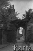 Po 1945, Francja.
Francuskie miasto. Fotografia wykonana przez Marię Świeczewską lub jej męża Karola podczas ich podróży rowerowej po Francji. Oboje po wojnie wyemigrowali do Argentyny. Małżeństwo przyjaźniło się z pisarzem Witoldem Gombrowiczem.
Fot. NN, kolekcja Marii Świeczewskiej-Wańke, zbiory Biblioteki Polskiej im. Ignacego Domeyki w Buenos Aires (Biblioteca Polaca Ignacio Domeyko), reprodukcje cyfrowe w Ośrodku KARTA w Warszawie