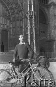 Po 1945, Francja.
Karol Świeczewski przed kościołem gotyckim. Fotografia wykonana przez Marię Świeczewską podczas podróży rowerowej po Francji. Oboje po wojnie wyemigrowali do Argentyny. Małżeństwo przyjaźniło się z pisarzem Witoldem Gombrowiczem.
Fot. Maria Świeczewska, kolekcja Marii Świeczewskiej-Wańke, zbiory Biblioteki Polskiej im. Ignacego Domeyki w Buenos Aires (Biblioteca Polaca Ignacio Domeyko), reprodukcje cyfrowe w Ośrodku KARTA w Warszawie
