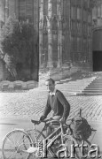 Po 1945, Francja.
Karol Świeczewski przed kościołem gotyckim. Fotografia wykonana przez Marię Świeczewską podczas podróży rowerowej po Francji. Oboje po wojnie wyemigrowali do Argentyny. Małżeństwo przyjaźniło się z pisarzem Witoldem Gombrowiczem.
Fot. Maria Świeczewska, kolekcja Marii Świeczewskiej-Wańke, zbiory Biblioteki Polskiej im. Ignacego Domeyki w Buenos Aires (Biblioteca Polaca Ignacio Domeyko), reprodukcje cyfrowe w Ośrodku KARTA w Warszawie