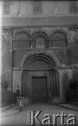 Po 1945, Francja.
Karol Świeczewski przed kościołem gotyckim. Fotografia wykonana przez Marię Świeczewską podczas podróży rowerowej po Francji. Oboje po wojnie wyemigrowali do Argentyny. Małżeństwo przyjaźniło się z pisarzem Witoldem Gombrowiczem.
Fot. Maria Świeczewska, kolekcja Marii Świeczewskiej-Wańke, zbiory Biblioteki Polskiej im. Ignacego Domeyki w Buenos Aires (Biblioteca Polaca Ignacio Domeyko), reprodukcje cyfrowe w Ośrodku KARTA w Warszawie