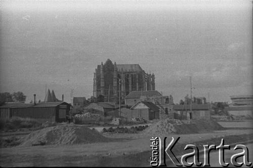 Po 1945, Francja.
Kościół gotycki. Fotografia wykonana przez Marię Świeczewską lub jej męża Karola podczas ich podróży rowerowej po Francji. Oboje po wojnie wyemigrowali do Argentyny. Małżeństwo przyjaźniło się z pisarzem Witoldem Gombrowiczem.
Fot. NN, kolekcja Marii Świeczewskiej-Wańke, zbiory Biblioteki Polskiej im. Ignacego Domeyki w Buenos Aires (Biblioteca Polaca Ignacio Domeyko), reprodukcje cyfrowe w Ośrodku KARTA w Warszawie