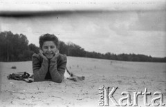Po 1945, Francja.
Maria Świeczewska. Fotografia wykonana przez jej męża Karola podczas podróży rowerowej po Francji. Oboje po wojnie wyemigrowali do Argentyny. Małżeństwo przyjaźniło się z pisarzem Witoldem Gombrowiczem.
Fot. Karol Świeczewski, kolekcja Marii Świeczewskiej-Wańke, zbiory Biblioteki Polskiej im. Ignacego Domeyki w Buenos Aires (Biblioteca Polaca Ignacio Domeyko), reprodukcje cyfrowe w Ośrodku KARTA w Warszawie