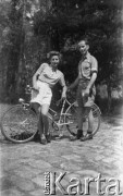 Po 1945, Francja.
Maria i Karol Świeczewscy w czasie wycieczki rowerowej po Francji. Oboje po wojnie wyemigrowali do Argentyny. Małżeństwo przyjaźniło się z pisarzem Witoldem Gombrowiczem.
Fot. NN, kolekcja Marii Świeczewskiej-Wańke, zbiory Biblioteki Polskiej im. Ignacego Domeyki w Buenos Aires (Biblioteca Polaca Ignacio Domeyko), reprodukcje cyfrowe w Ośrodku KARTA w Warszawie