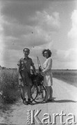 Po 1945, Francja.
Karol Świeczewski z nieznaną kobietą. Fotografia wykonana przez Marię Świeczewską podczas podróży rowerowej po Francji. Oboje po wojnie wyemigrowali do Argentyny. Małżeństwo przyjaźniło się z pisarzem Witoldem Gombrowiczem.
Fot. Maria Świeczewska, kolekcja Marii Świeczewskiej-Wańke, zbiory Biblioteki Polskiej im. Ignacego Domeyki w Buenos Aires (Biblioteca Polaca Ignacio Domeyko), reprodukcje cyfrowe w Ośrodku KARTA w Warszawie