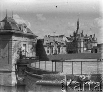 Po 1945, Francja.
Zespół pałacowy (château) Chantilly. Fotografia wykonana przez Marię Świeczewską lub jej męża Karola podczas ich podróży rowerowej po Francji. Oboje po wojnie wyemigrowali do Argentyny. Małżeństwo przyjaźniło się z pisarzem Witoldem Gombrowiczem.
Fot. NN, kolekcja Marii Świeczewskiej-Wańke, zbiory Biblioteki Polskiej im. Ignacego Domeyki w Buenos Aires (Biblioteca Polaca Ignacio Domeyko), reprodukcje cyfrowe w Ośrodku KARTA w Warszawie