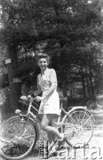 Po 1945, Francja.
Maria Świeczewska. Fotografia wykonana przez jej męża Karola w czasie wycieczki rowerowej po Francji. Oboje po wojnie wyemigrowali do Argentyny. Małżeństwo przyjaźniło się z pisarzem Witoldem Gombrowiczem.
Fot. Karol Świeczewski, kolekcja Marii Świeczewskiej-Wańke, zbiory Biblioteki Polskiej im. Ignacego Domeyki w Buenos Aires (Biblioteca Polaca Ignacio Domeyko), reprodukcje cyfrowe w Ośrodku KARTA w Warszawie