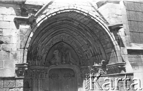 Po 1945, Francja.
Fragment portalu. Fotografia wykonana przez Marię Świeczewską lub jej męża Karola. Oboje po wojnie wyemigrowali do Argentyny. Małżeństwo przyjaźniło się z pisarzem Witoldem Gombrowiczem.
Fot. NN, kolekcja Marii Świeczewskiej-Wańke, zbiory Biblioteki Polskiej im. Ignacego Domeyki w Buenos Aires (Biblioteca Polaca Ignacio Domeyko), reprodukcje cyfrowe w Ośrodku KARTA w Warszawie