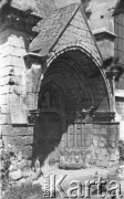 Po 1945, Francja.
Fragment portalu. Fotografia wykonana przez Marię Świeczewską lub jej męża Karola. Oboje po wojnie wyemigrowali do Argentyny. Małżeństwo przyjaźniło się z pisarzem Witoldem Gombrowiczem.
Fot. NN, kolekcja Marii Świeczewskiej-Wańke, zbiory Biblioteki Polskiej im. Ignacego Domeyki w Buenos Aires (Biblioteca Polaca Ignacio Domeyko), reprodukcje cyfrowe w Ośrodku KARTA w Warszawie