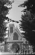 Po 1945, Francja.
Kościół. Fotografia wykonana przez Marię Świeczewską lub jej męża Karola podczas ich podróży rowerowej po Francji. Oboje po wojnie wyemigrowali do Argentyny. Małżeństwo przyjaźniło się z pisarzem Witoldem Gombrowiczem.
Fot. NN, kolekcja Marii Świeczewskiej-Wańke, zbiory Biblioteki Polskiej im. Ignacego Domeyki w Buenos Aires (Biblioteca Polaca Ignacio Domeyko), reprodukcje cyfrowe w Ośrodku KARTA w Warszawie