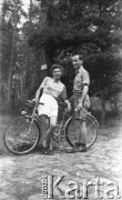 Po 1945, Francja.
Maria i Karol Świeczewscy w czasie wycieczki rowerowej po Francji. Oboje po wojnie wyemigrowali do Argentyny. Małżeństwo przyjaźniło się z pisarzem Witoldem Gombrowiczem.
Fot. NN, kolekcja Marii Świeczewskiej-Wańke, zbiory Biblioteki Polskiej im. Ignacego Domeyki w Buenos Aires (Biblioteca Polaca Ignacio Domeyko), reprodukcje cyfrowe w Ośrodku KARTA w Warszawie