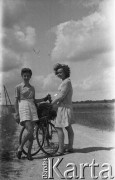 Po 1945, Francja.
Maria Świeczewska (po lewej) z nieznaną kobietą. Fotografia wykonana przez Karola Świeczewskiego podczas podróży rowerowej po Francji. Oboje po wojnie wyemigrowali do Argentyny. Małżeństwo przyjaźniło się z pisarzem Witoldem Gombrowiczem.
Fot. Karol Świeczewski, kolekcja Marii Świeczewskiej-Wańke, zbiory Biblioteki Polskiej im. Ignacego Domeyki w Buenos Aires (Biblioteca Polaca Ignacio Domeyko), reprodukcje cyfrowe w Ośrodku KARTA w Warszawie