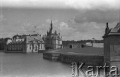 Po 1945, Francja.
Zespół pałacowy (château) Chantilly. Fotografia wykonana przez Marię Świeczewską lub jej męża Karola podczas ich podróży rowerowej po Francji. Oboje po wojnie wyemigrowali do Argentyny. Małżeństwo przyjaźniło się z pisarzem Witoldem Gombrowiczem.
Fot. NN, kolekcja Marii Świeczewskiej-Wańke, zbiory Biblioteki Polskiej im. Ignacego Domeyki w Buenos Aires (Biblioteca Polaca Ignacio Domeyko), reprodukcje cyfrowe w Ośrodku KARTA w Warszawie