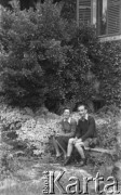 Po 1945, Francja.
Maria i Karol Świeczewscy w czasie wycieczki rowerowej po Francji. Oboje po wojnie wyemigrowali do Argentyny. Małżeństwo przyjaźniło się z pisarzem Witoldem Gombrowiczem.
Fot. NN, kolekcja Marii Świeczewskiej-Wańke, zbiory Biblioteki Polskiej im. Ignacego Domeyki w Buenos Aires (Biblioteca Polaca Ignacio Domeyko), reprodukcje cyfrowe w Ośrodku KARTA w Warszawie