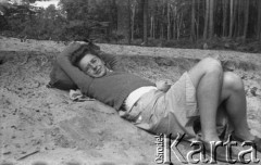 Po 1945, Francja.
Maria Świeczewska. Fotografia wykonana przez jej męża Karola w czasie wycieczki rowerowej do Francji. Oboje po wojnie wyemigrowali do Argentyny. Małżeństwo przyjaźniło się z pisarzem Witoldem Gombrowiczem.
Fot. Karol Świeczewski, kolekcja Marii Świeczewskiej-Wańke, zbiory Biblioteki Polskiej im. Ignacego Domeyki w Buenos Aires (Biblioteca Polaca Ignacio Domeyko), reprodukcje cyfrowe w Ośrodku KARTA w Warszawie