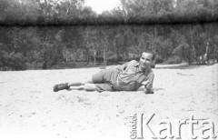 Po 1945, Francja.
Karol Świeczewski. Fotografia wykonana przez Marię Świeczewską podczas podróży rowerowej po Francji. Oboje po wojnie wyemigrowali do Argentyny. Małżeństwo przyjaźniło się z pisarzem Witoldem Gombrowiczem.
Fot. Maria Świeczewska, kolekcja Marii Świeczewskiej-Wańke, zbiory Biblioteki Polskiej im. Ignacego Domeyki w Buenos Aires (Biblioteca Polaca Ignacio Domeyko), reprodukcje cyfrowe w Ośrodku KARTA w Warszawie