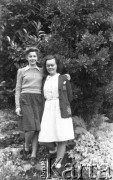 Po 1945, Francja.
Maria Świeczewska (po lewej) z nieznaną kobietą. Fotografia wykonana przez Karola Świeczewskiego podczas podróży rowerowej po Francji. Oboje po wojnie wyemigrowali do Argentyny. Małżeństwo przyjaźniło się z pisarzem Witoldem Gombrowiczem.
Fot. Karol Świeczewski, kolekcja Marii Świeczewskiej-Wańke, zbiory Biblioteki Polskiej im. Ignacego Domeyki w Buenos Aires (Biblioteca Polaca Ignacio Domeyko), reprodukcje cyfrowe w Ośrodku KARTA w Warszawie