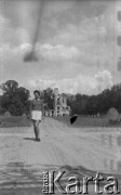 Po 1945, Francja.Fotografia wykonana przez jej męża Karola w czasie wycieczki rowerowej do Francji. Oboje po wojnie wyemigrowali do Argentyny. Małżeństwo przyjaźniło się z pisarzem Witoldem Gombrowiczem.
Fot. Karol Świeczewski, kolekcja Marii Świeczewskiej-Wańke, zbiory Biblioteki Polskiej im. Ignacego Domeyki w Buenos Aires (Biblioteca Polaca Ignacio Domeyko), reprodukcje cyfrowe w Ośrodku KARTA w Warszawie