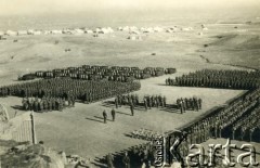 Lata 40., Khanaquin (Chanakin), Irak.
Apel w obozie wojskowym.
Fot. NN, kolekcja 5 Kresowej Dywizji Piechoty, zbiory Biblioteki Polskiej im. Ignacego Domeyki w Buenos Aires (Biblioteca Polaca Ignacio Domeyko), reprodukcje cyfrowe w Ośrodku KARTA w Warszawie 



